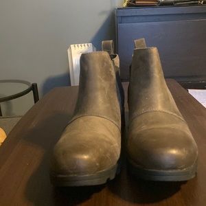 Size 9, Sorel Emelie waterproof Chelsea boot in Quarry/Black